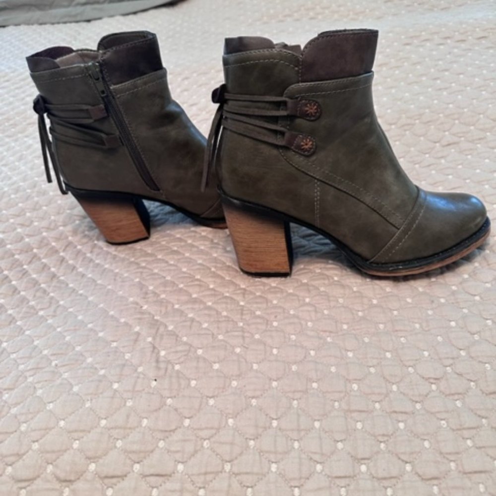 Pierre Dumas Women’s Ravenna-11 Faux Leather Ankle Boots